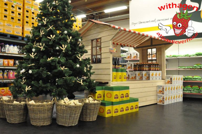 Een houten marktkraam (kersthuisje) valt op op elke kerstmarkt.